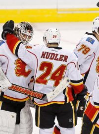 Útočník Jiří Hudler gratuluje gólmanovi Calgary k výhře po utkání ve Washingtonu
