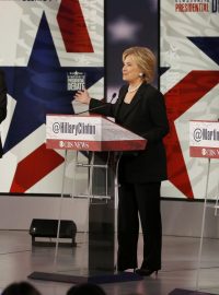 Zleva senátor Bernie Sanders, Hillary Clintonová a Martin O&#039;Malley