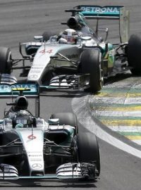 Nico Rosberg vyhrál v Brazílii před Lewisem Hamiltonem a pojistil si titul vicemistra světa