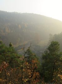 Pohled do hlubokého údolí je i na podzim impozantní