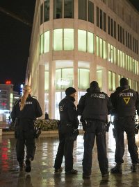V ulicích Hannoveru i dalších německých měst jsou vidět těžce ozbrojení policisté