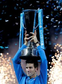 Novak Djokovič s pohárem pro vítěze Turnaje mistrů