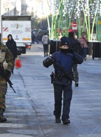Belgičtí vojáci procházejí centrem Bruselu