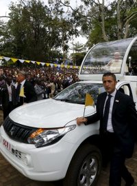 Papeže Františka vítaly v Ugandě davy jeho příznivců