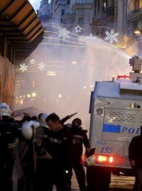 Turecká policie použila proti demonstrantům vodní děla a slzný plyn