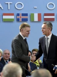 Generální tajemník NATO Jens Stoltenberg vítá ministra zahraničí Černé Hory Igora Lukšiće