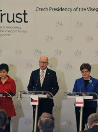 Summit visegrádské čtyřky a Jižní Koreje. Zleva na tiskové konferenci jsou maďarský premiér Viktor Orbán, Pak Kun-hje, Bohuslav Sobotka, Beata Szydlová a  Robert Fico