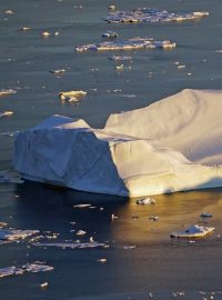 Pařížská dohoda o ochraně klimatu z roku 2015 si za hlavní cíl klade prostřednictvím omezení emisí skleníkových plynů udržet zvyšování teploty výrazně pod dvěma stupni Celsia v porovnání s teplotou v předindustriálním období.