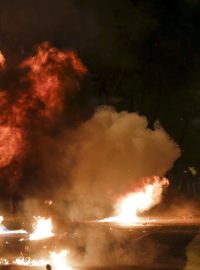 Výbuch zápalné lahve poblíž pořádkového policisty při zásahu v Aténách