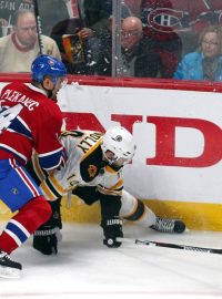 Tomáš Plekanec v souboji u mantinelu v nočním utkání Montrealu s Bostonem