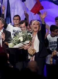 Poslední velký mítink FN před druhým kolem regionálních voleb ve Francii