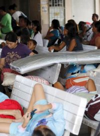 Filipínské úřady nechaly před blížícím se tajfunem Melor evakuovat na třičtvrtě milionu lidí