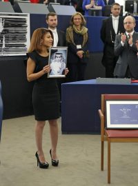 Ocenění udělované Evropským parlamentem převzala od předsedy Evropského parlamentu Martina Schulze Badavího manželka Ansaf Haidarová