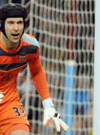 Fotbalista Petr Čech může vyhlížet další trofej. V průbežných výsledkách ankety Zlatý míč drží první pozici