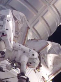 Astronautům se podařilo uvolnit zaseknutý mobilní transportér