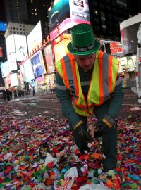 Úklid nepořádku po oslavách na Times Square v New Yorku
