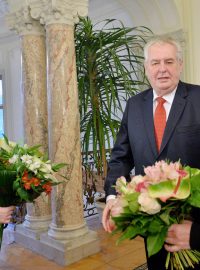 Prezident Miloš Zeman s manželkou Ivanou a premiér Bohuslav Sobotka s manželkou Olgou na zámku v Lánech