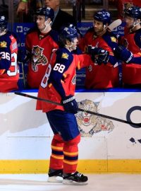 Jaromír Jágr se svými spoluhráči slaví gól v zápase proti Minnesotě