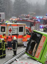 Autobus se zhruba 35 převážně německými pasažéry se před 13. hodinou střetl na dálnici D5 u Rozvadova s kamionem