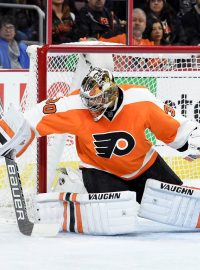 Gólman Philadelhpie Flyers Michal Neuvirth v zápase proti Montrealu