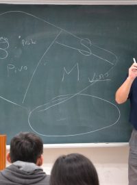 Jako pedagogickou pomůcku při výuce českých reálií používá James Čcheng s oblibou pivo
