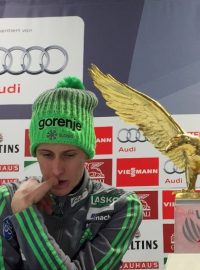 Peter Prevc s trofejí pro vítěze turné 4 můstků