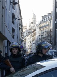 Francouzští policisté hlídkují v okolí policejní stanice v Paříži, do níž se snažil proniknout muž s nožem