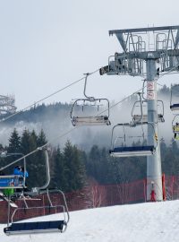 Čtyřsedačková lanová dráha na sjezdovce U slona, v pozadí Stezka v oblacích