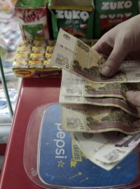 Rubl se kvůli levné ropě propadl na nová historická minima