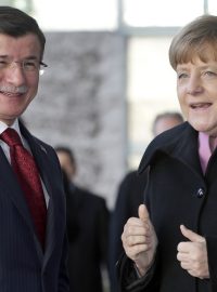 Turecký premiér Ahmet Davutoglu jednal v Berlíně s německou kancléřkou Angelou Merkelovou