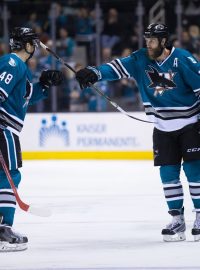 Tomáš Hertl se raduje z gólu se svými spoluhráči ze San Jose