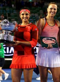 Zleva Martina Hingisová, Sania Mirzaová, Lucie Hradecká a Andrea Hlaváčková po finále Australian Open