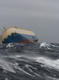 Loď Modern Express se nekontrolovaně blíží ke břehům Francie