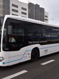 Na pražské letiště bude cestující na zkoušku vozit nejdelší autobus v Česku