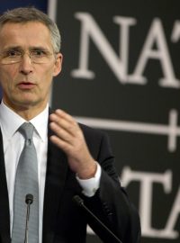 Šéf NATO Jens Stoltenberg hovoří s novináři na úvod dvoudenní schůzky aliance v Bruselu
