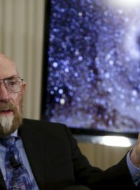 Kip Thorne z Kalifornského technologického institutu během tiskové konference o detekci gravitačních vln