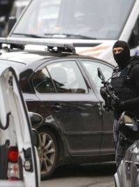 Belgická policie v bruselské čtvrti Molenbeek pátrá po islamistech podezřelých ze spojení s atentáty v Paříži