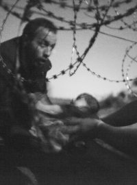 Vítězný snímek World Press Photo zachycuje migranta s dítětem na srbsko-maďarské hranici