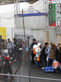 Migranti na slovinsko-rakouské hranici ve Spielfeldu