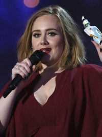 Adele se na Brit Awards stala nejlepší zpěvačkou roku. Získala i ceny za své album a hit Hello