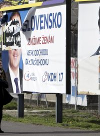 Sobotní volby dnes připomínaly už jen billboardy, některé více či méně poničené