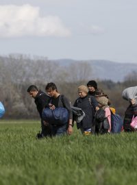 Migranti u řecko-makedonské hranice nedaleko vesnice Idomeni