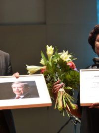Cenu Homo Homini za rok 2015 získalo 11 kubánských disidentů. Ocenění, které uděluje Člověk v tísni, předal matce jednoho z disidentů, Félixe Navarra Rodrígueze, ministr spravedlnosti Robert Pelikán