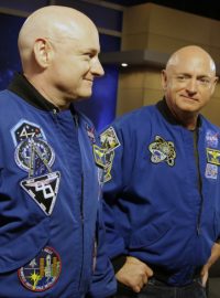 Bývalý astronaut Mark Kelly (vpravo) a jeho bratr Scott. Ten se stal novým americkým rekordmanem v délce pobytu ve vesmíru