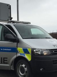 Dopravní policii v Královéhradeckém kraji pomáhají na autech speciální světelné informační panely