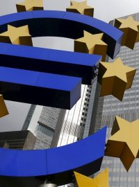 Symbol eura, v pozadí sídlo ECB ve Frankfurtu (ilustrační foto)