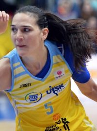 Basketbalistka pražského USK Sonja Petrovičová (vpravo) v utkání proti italskému Schiu (archivní foto)