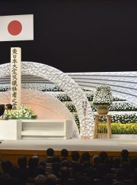 Japonský premiér Šinzó Abe před oltářem připomínajícím oběti zemětřesení a cunami