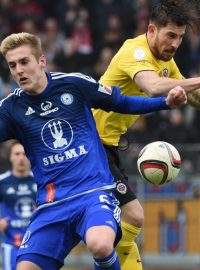 Záložník Lukáš Vácha (vlevo) pomohl fotbalistům Sparty ke třem bodům v Olomouci asistencí