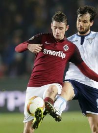 Spartu čeká odveta osmifinále EL proti Laziu Řím. Úvodní zápas na Letné skončil 1:1 - na obrázku v akci Ondřej Zahustel (Sparta) a Marco Parolo (Lazio)